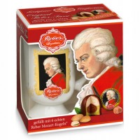 Reber Mozart Kugeln подарочный набор в керамической кружке 120 г